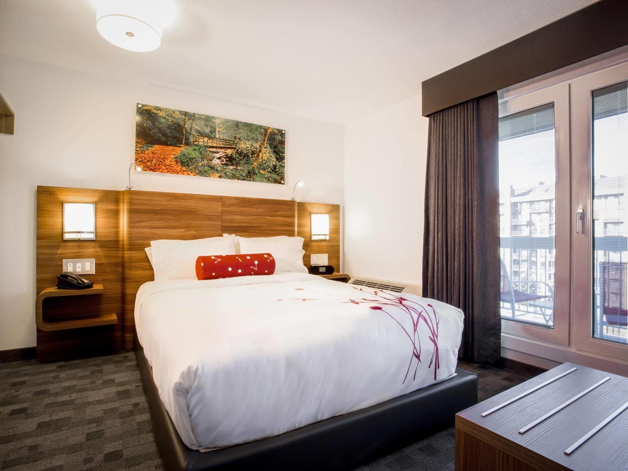 Hotel Elan YYC Exterior foto
